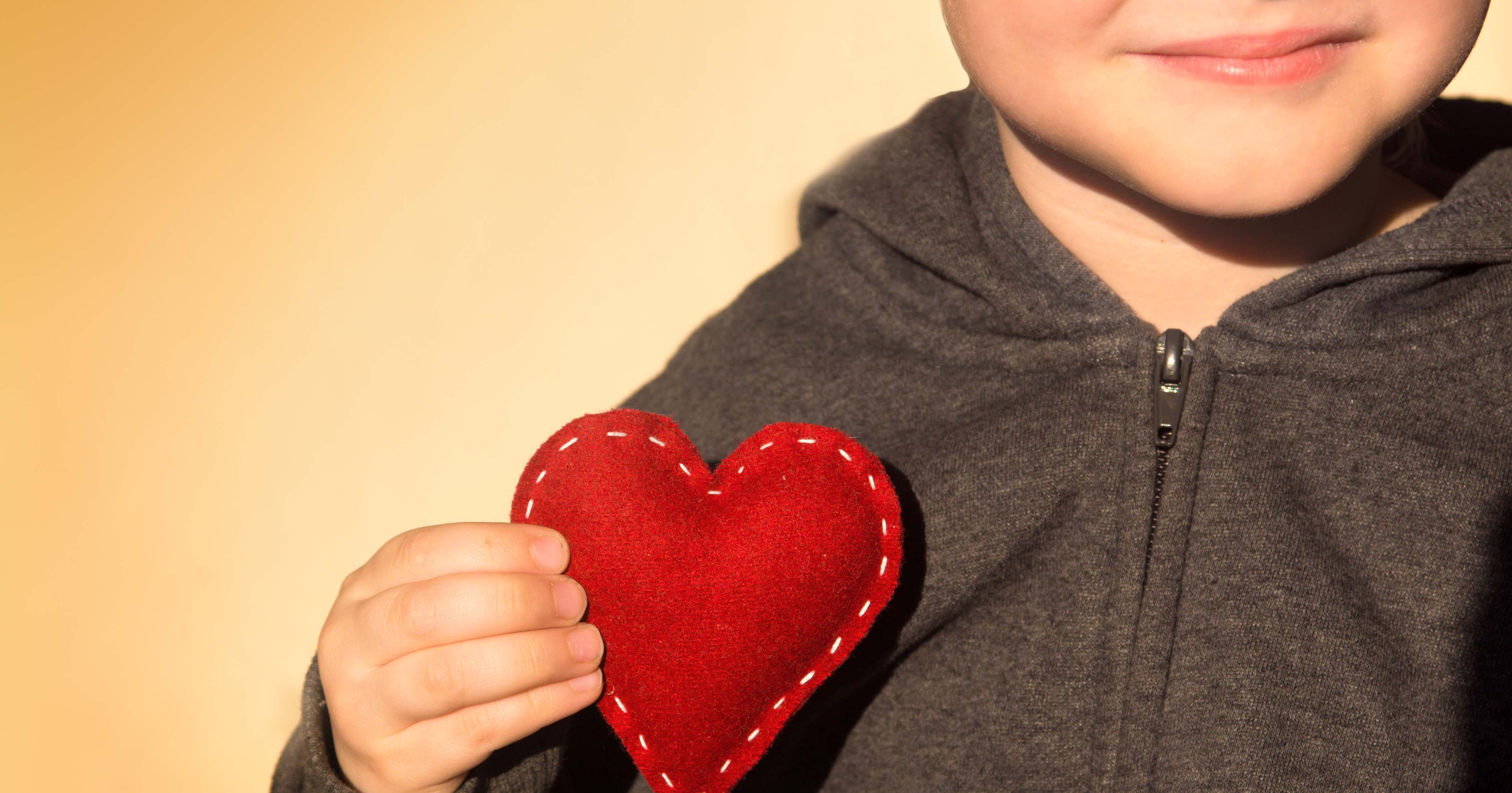 Сердечки для детей. Ребенок с сердцем в руках. Ребенок с сердечком в руках. Мальчик с сердечком. Сердце в руках.