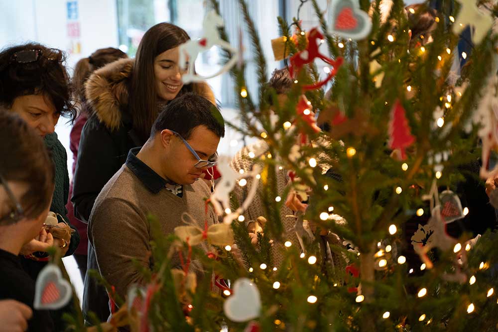 ragazzi attorno all'albero