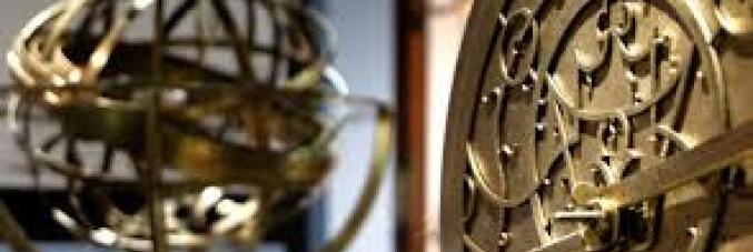 sfera armillare e orologio d'epoca