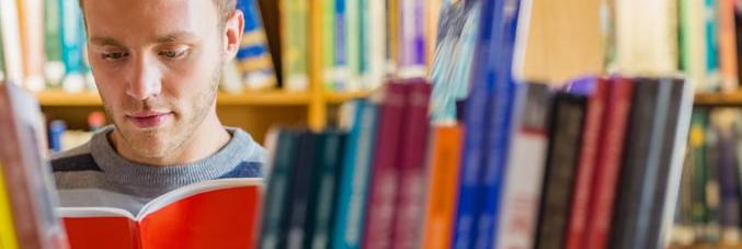 ragazzo in biblioteca