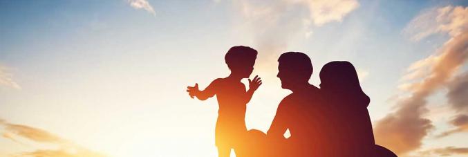 bimbo incontra genitori al tramonto