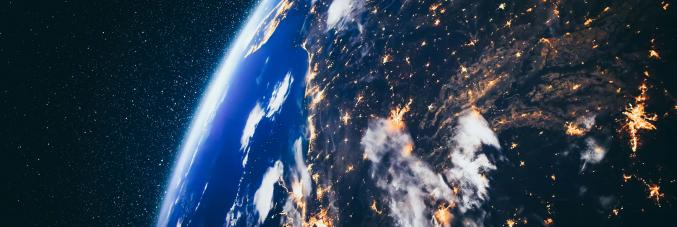 spazio con terra e stelle