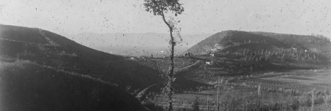 Forcella tra monte Viale e M. Sereo, il piano di Bastia, e in fondo i Berici, in uno scatto degli anni ’20, custodito al Museo di Geografia