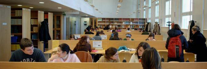 studenti in biblioteca
