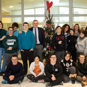 ragazzi con direttore e albero