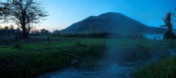 collina euganea con terreno fumante per acqua termale