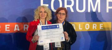 Chiara Voutcinitch e Paola Milani (FiSPPA) ritirano il Premio PA sostenibile conferito al progetto P.I.P.P.I.