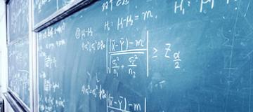 lavagna con formule matematiche
