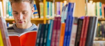 ragazzo in biblioteca