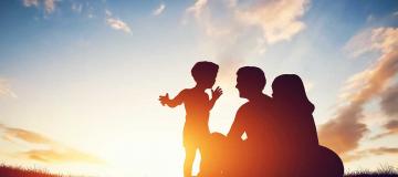 bimbo incontra genitori al tramonto