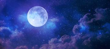 luna nel cielo con nubi 