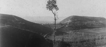 Forcella tra monte Viale e M. Sereo, il piano di Bastia, e in fondo i Berici, in uno scatto degli anni ’20, custodito al Museo di Geografia