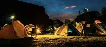 tende da campeggio nella notte