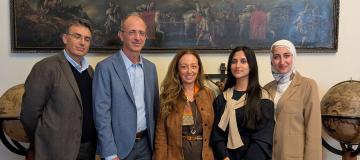 studentesse e mapelli con professori