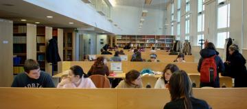 studenti in biblioteca
