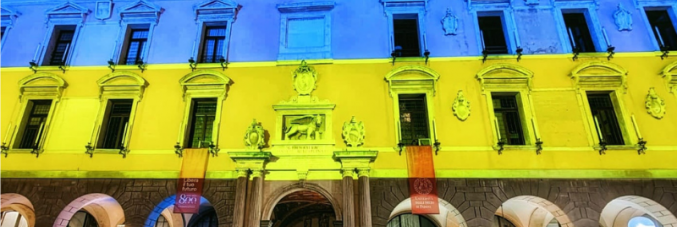 Il Palazzo del Bo illuminato con i colori della bandiera ucraina